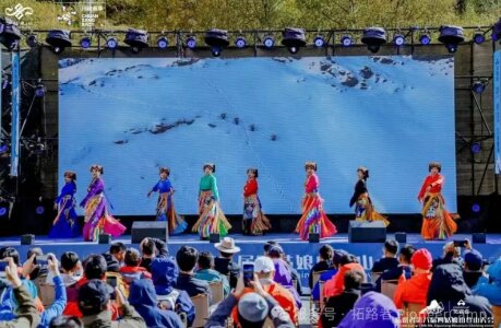 2025��·�ߵڰ˽��Ĺ���ɽ��ɽ���ʢ����Ļ����д ������ʥɽ���������á� ����